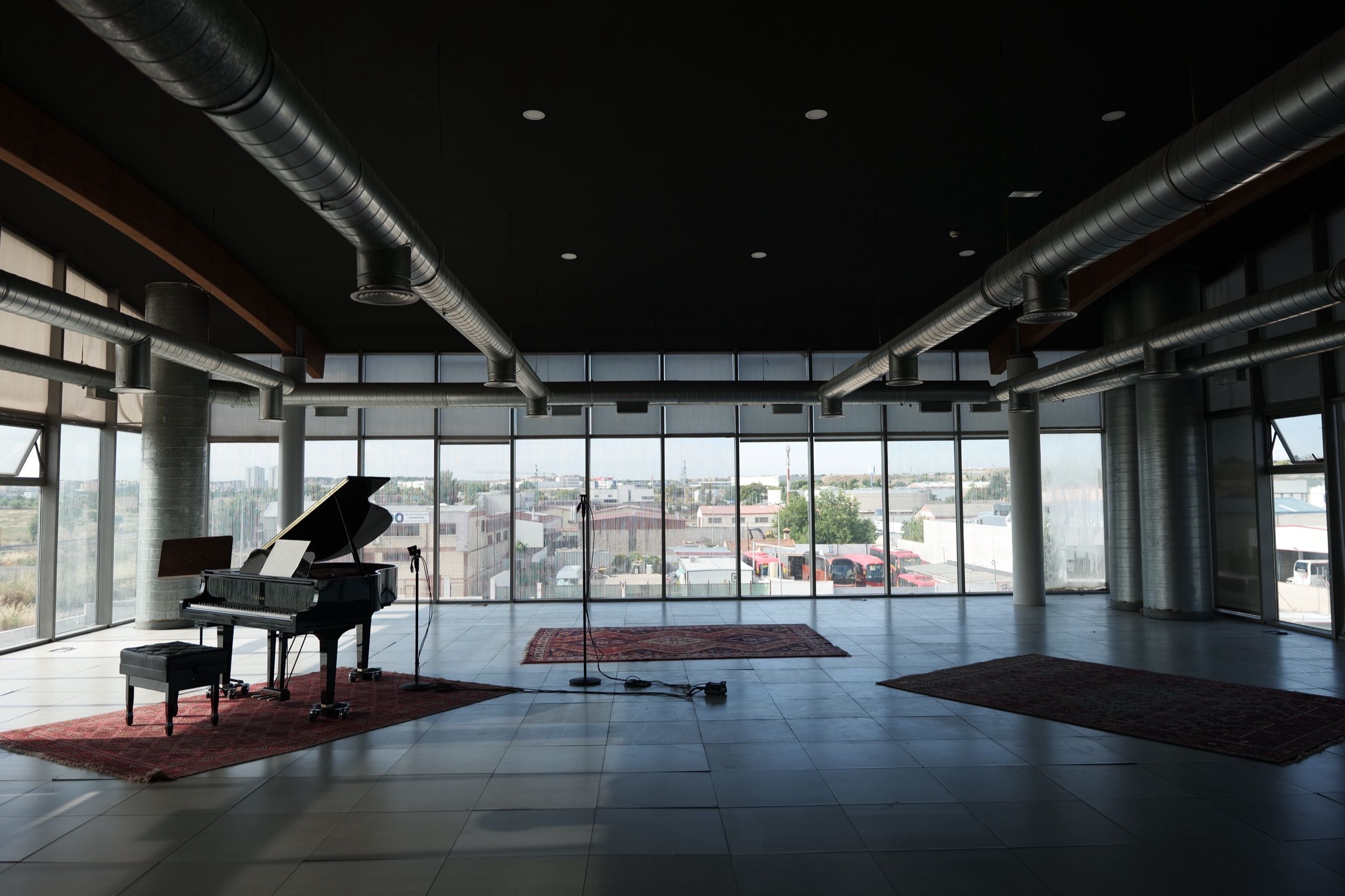 El Auditorio de Solson Studio con luz natural y piano de cola