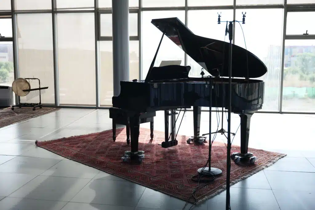 Piano en la sala principal de eventos de Solson Studio